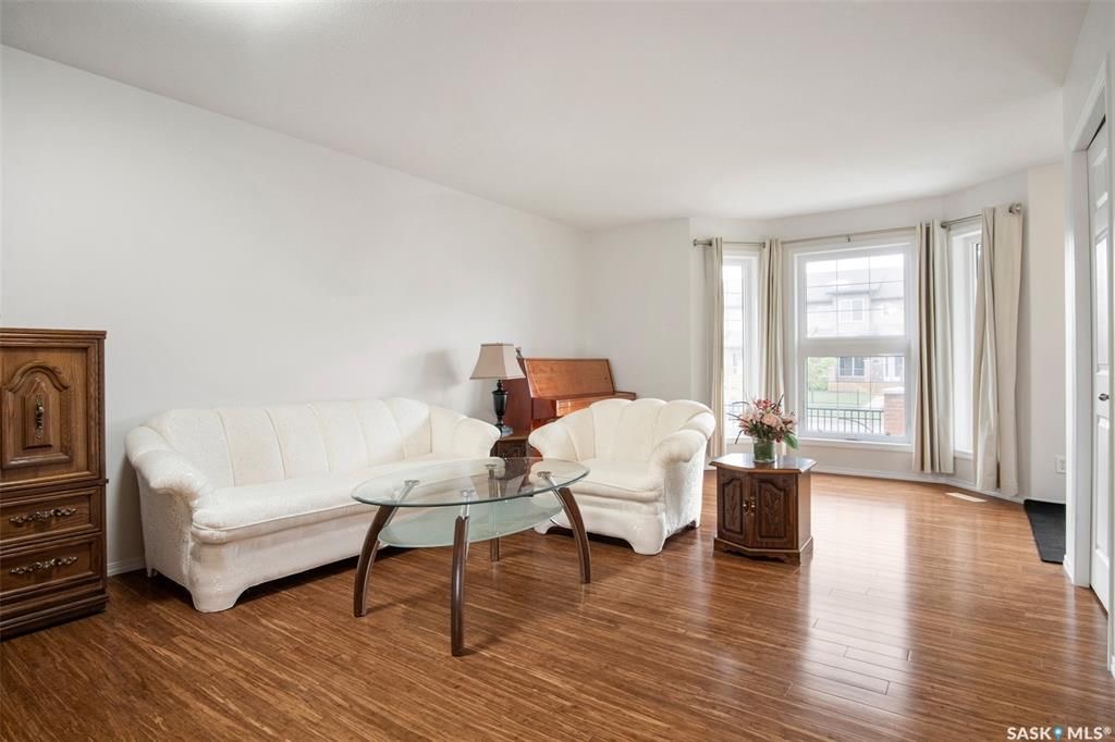 Willowgrove小学边3房4卫联排出售。步行至百年高中，公园超市购物，封闭小区1330尺，2007年建，保养如新。一楼大厅实木地板，枫木橱柜大厨房，2 楼两个大卧室各自带独立洗手间，地下室装修一房一厅一卫。另有一车库一车位。挂牌价格 $329900。详情联系Royal Le - 11