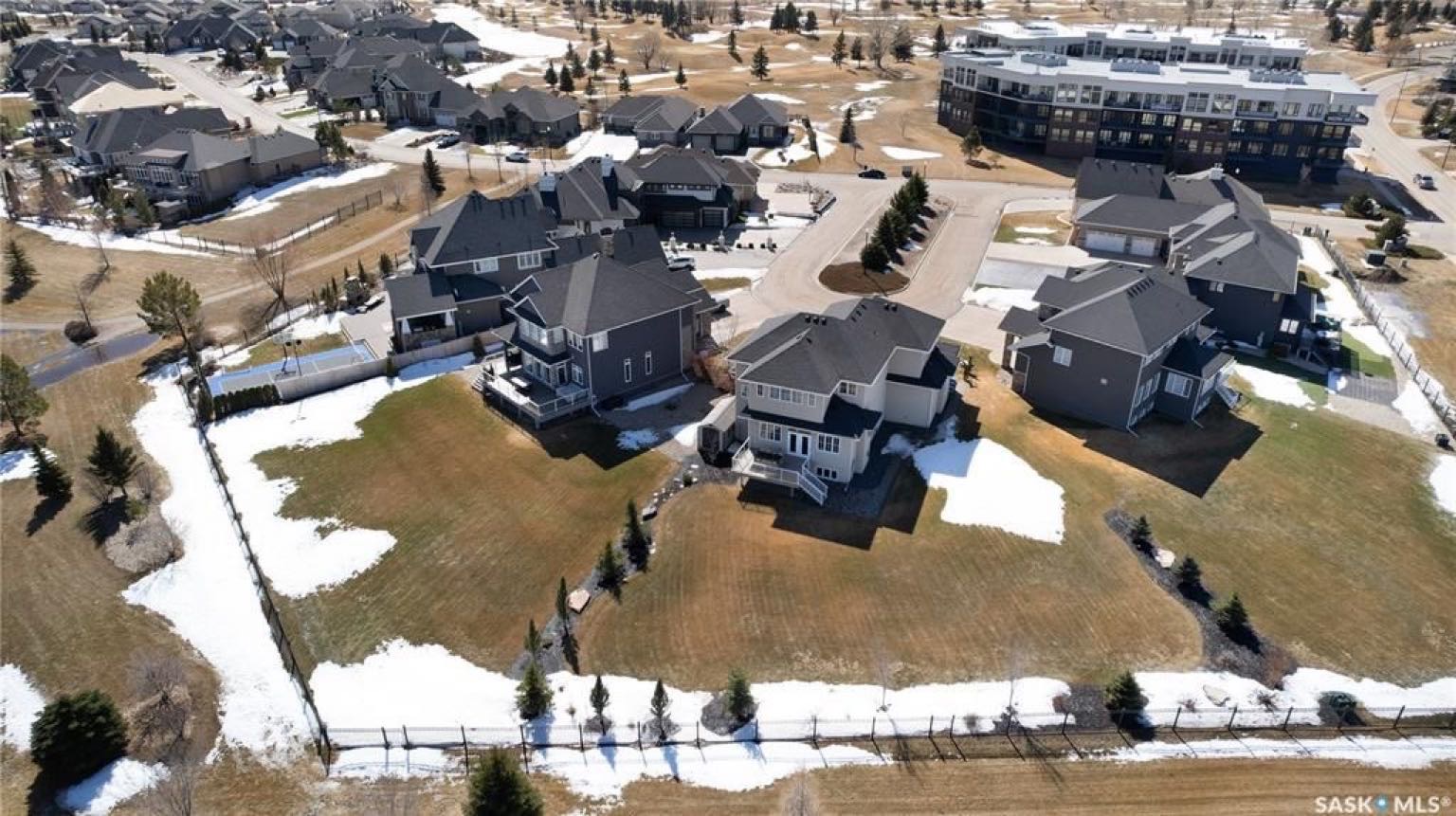 高尔夫球场THE WILLOWS顶级小区超大地块，3072尺2014年建独立屋出售。绿地公园环绕，房子设计豪装修顶配，保养如新。全屋自然光充足，11尺高顶，大理石地板，深纹理硬木地板，全屋冠顶装饰，吊顶天花板，升级加高实心门和装饰套件，定制壁板壁纸，顶级定制灯饰和卫浴设备。4房4 - 9