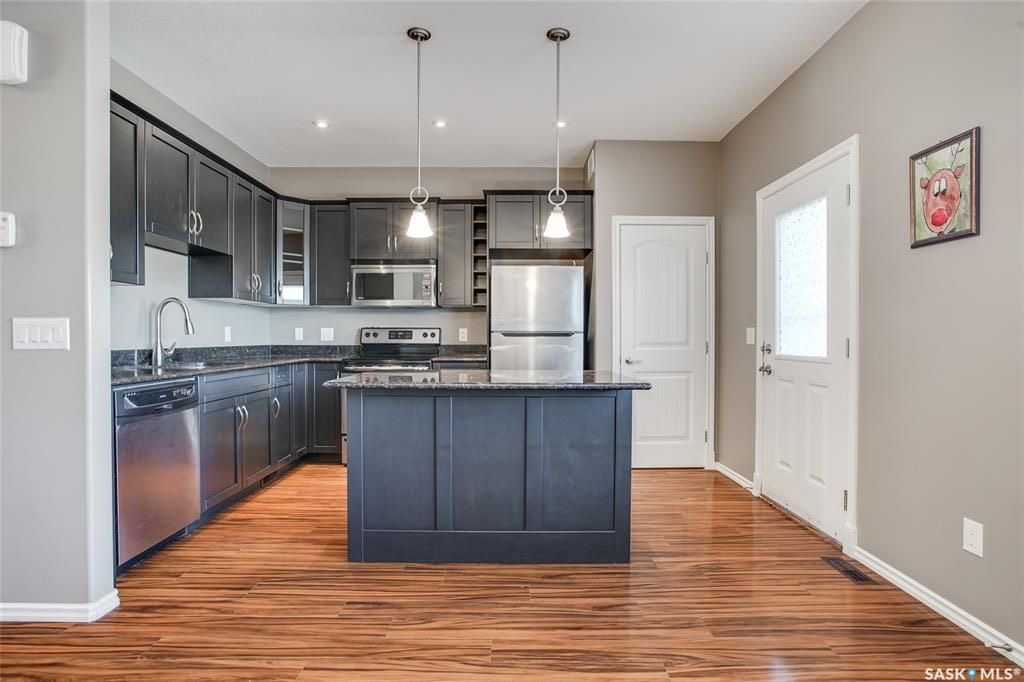 Willowgrove小区4房4卫加1书房联排出售。带独立私密小院，主卧带完整洗手间。步行百米小学，近高中，公园，购物。房屋保养佳采光好，高档装修：大理石台面，不锈钢家电，大尺寸房间，一车库一车位，地下室专业装修。挂牌价格：$315000。详情请联系地产经纪Gary Gai - 5