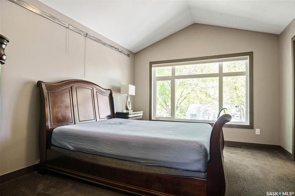 Holliston小区核心区域2012年建1625尺5房4卫半独立屋出售，步行可至学校,公园,8街购物。绝佳拐角边户，带双车库外加双车位，多窗户采光好。一楼9尺层高，双厅带实木地板，厨房大理石台面，枫木橱柜，不锈钢家电。二楼三个大卧室，主卧带独立洗手间全大理石洗手台面。地下室有独 - 16