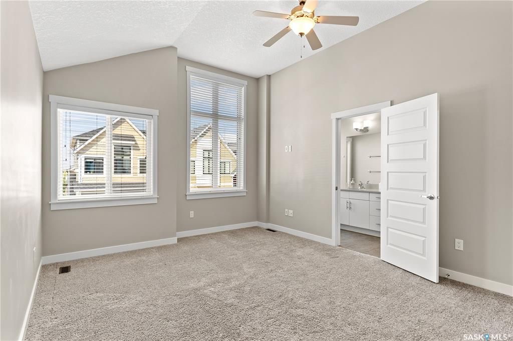 Warman临近高尔夫球场，2017年建1776尺3室3卫联排别墅出售。9ft挑高天花板，房屋保养好。一楼开放式设计，有一个壁炉，厨房带枫木带阻尼橱柜，石英石台面。二楼三间大面积房间，三个浴室和洗衣房。超大主卧带卫生间，装有多功能洗浴设备，双洗手台和步入式衣柜。地下室未装修，带大 - 16