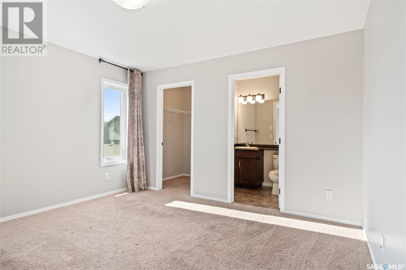 Rosewood小区2013年1722尺3房3卫双层独立屋出售。步行至公园，学校，近商业区，交通便利。一楼开放设计，客厅餐厅宽敞明亮。厨房空间大，大尺寸橱柜、大面积台面以及充足的储物空间。二楼三个大尺寸房间，和一个明亮宽阔多功能厅。主卧内有卫生间以及步入式大衣橱。地下室未装修，连 - 6