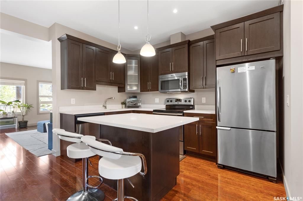 Evergreen小区核心路段2014年建1314尺3房3卫联排别墅出售。房屋状况如新，可步行至小学和公园，近高中近购物。一楼客厅宽敞明亮，9英尺层高，高级复合板地板，全花岗岩台面，枫木橱柜带阻泥，厨房不锈钢家电齐全。二楼3个大卧室，洗衣房，超大主卧带完整洗手间和步入式衣柜。地下 - 13