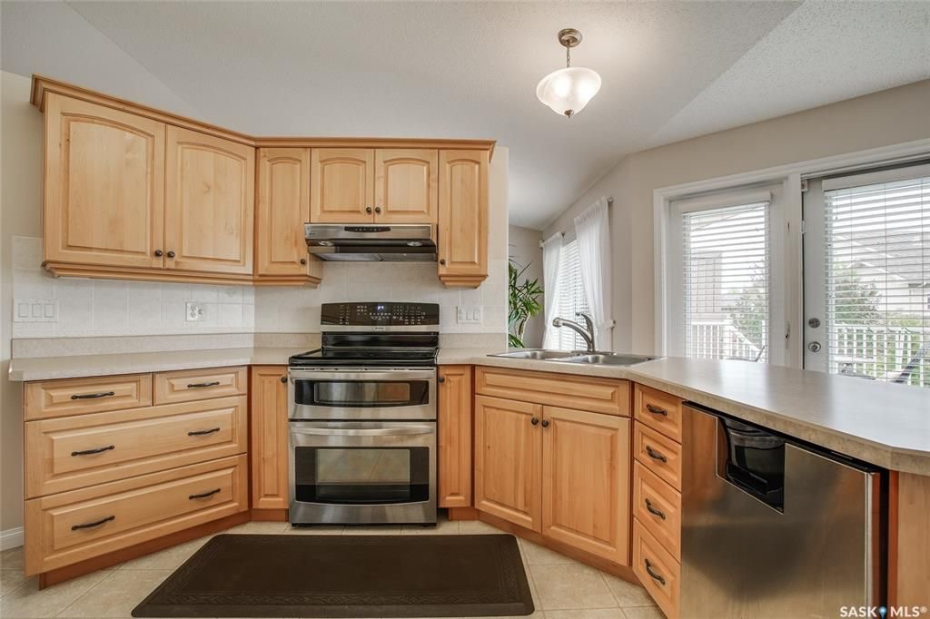 Briarwood小区核心路段近9000尺南向私密大地块1463尺错层独立屋出售。超大3车库外加4车道。保养极佳。4房3卫开放式设计，挑高顶，实木地板枫木厨柜厨房，主卧洗手间带按摩浴缸。地下室大窗户彩光好，房间尺寸足，家庭厅空间大。详情联系Gary Gai 盖王睿 - 8