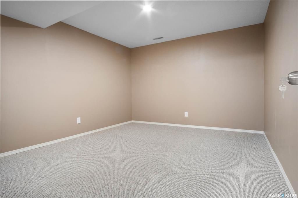 Erindale小区核心地段4房3卫1845尺独立屋出售。步行百米至两所小学Dr. John G. Egnatoff & Father Robinson), 两所高中 St Joseph & Centennial Collegiate, 购物及公园。房屋保养极佳，好格局，采光通透 - 27