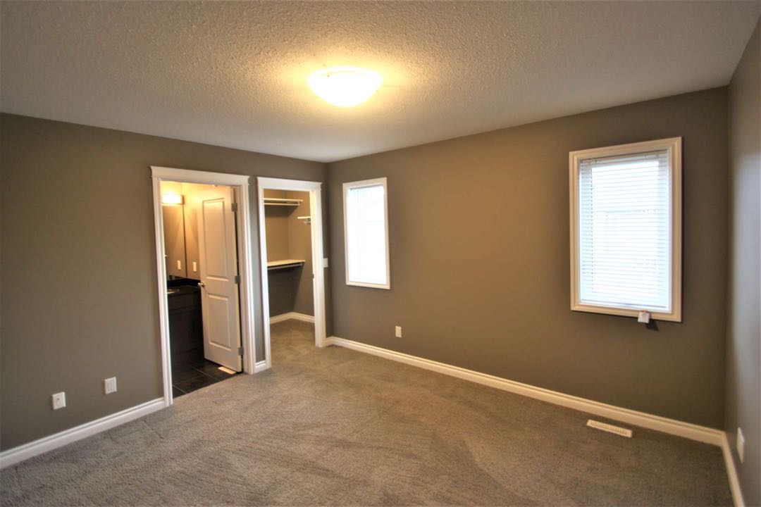 Stonebridge 小区1129尺错层独立屋含2室一厅合法出租地下室出售，实木地板装修，大理石台面，地下室有额外活动空间用于楼上房主使用，外加地下室合法出租套间，独立出入，分开两点表等设备。房子状况如新。挂牌价格：$435000。详情请联系地产经纪Gary Gai 盖王睿 3 - 6