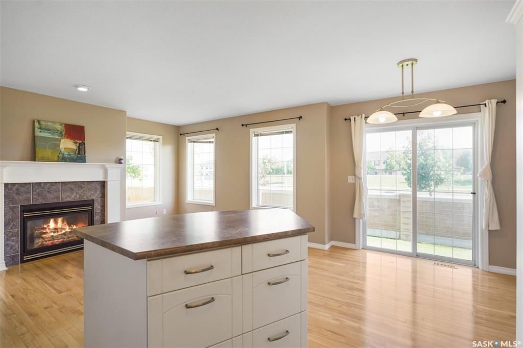 Briarwood小区私密联排出售3房3卫，安静边户多窗户采光好，安静私密绿地，背面没有邻居。二楼三个大尺寸房间，地下室装修有1超大多功能厅外加洗手间，保养如新，实木地板，升级橱柜，天然气壁炉，天窗，中央冷气等。挂牌价格 $285000。详情联系地产经纪Gary Gai 盖王睿  - 10