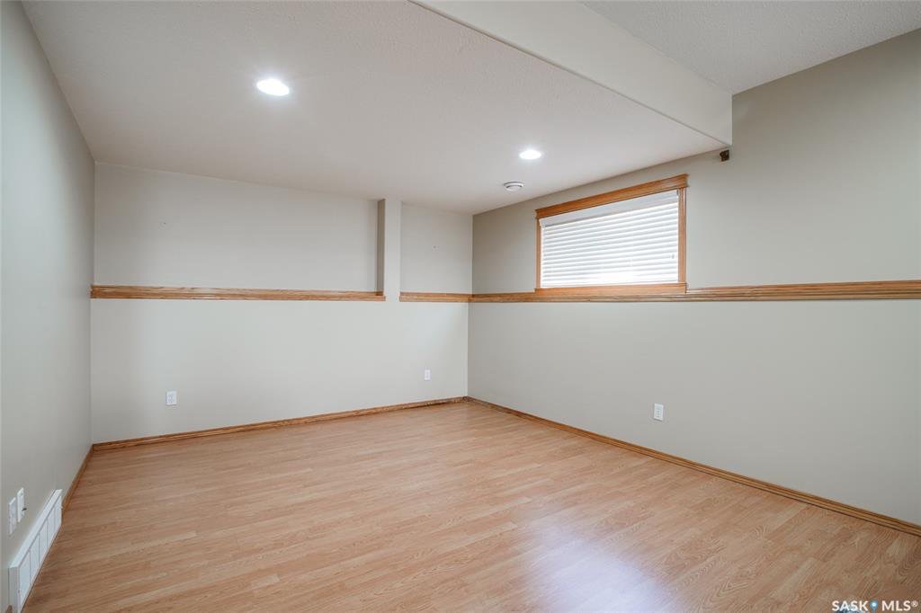 Willowgorve小区2004年建，接近1330尺错层独立屋出售，近Willowgrove小学，公园，附近购物，近St Joseph 和Centennial百年高中。共5房3卫（上下皆为9尺层高，一楼3房，半地有2个大卧室，）多窗户好彩光餐厅客厅，主卧带完整洗手间，半地下大窗 - 8