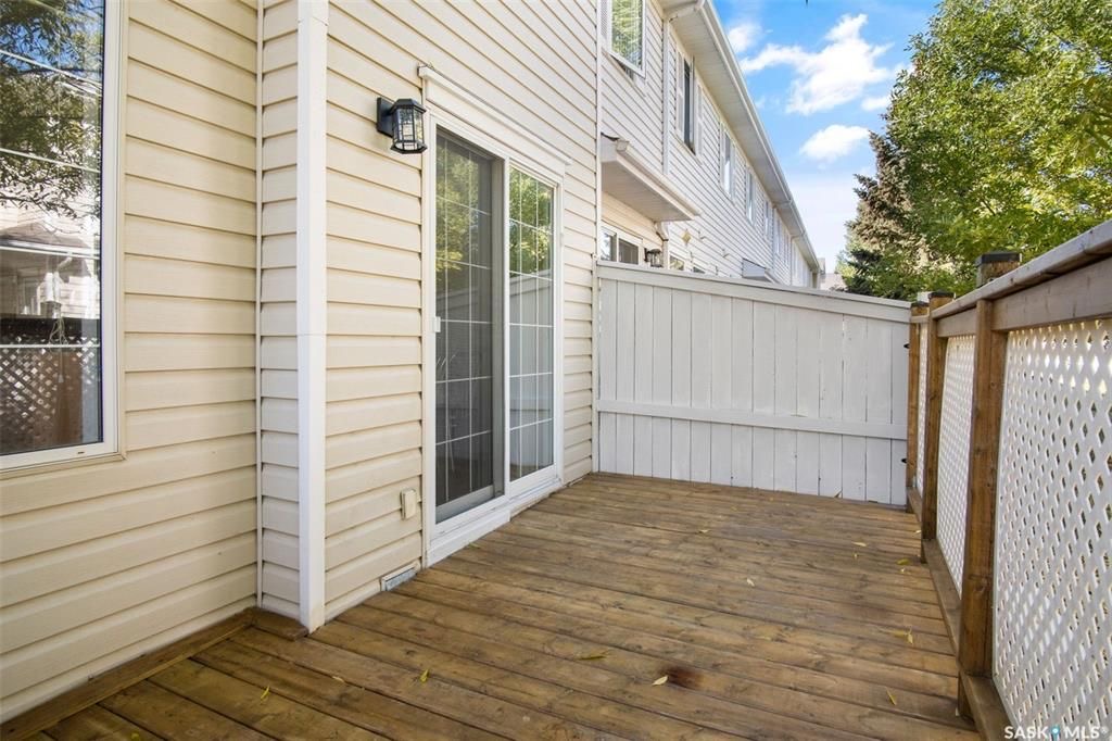 Erindale小区核心地段3室联排出售。1230尺，安静边户，多窗户，采光极好。步行百米至两所高中（百年高中，St Joseph），两所小学(Dr. John G. Egnatoff School and Catholic Father Robinson school)，附近商 - 22