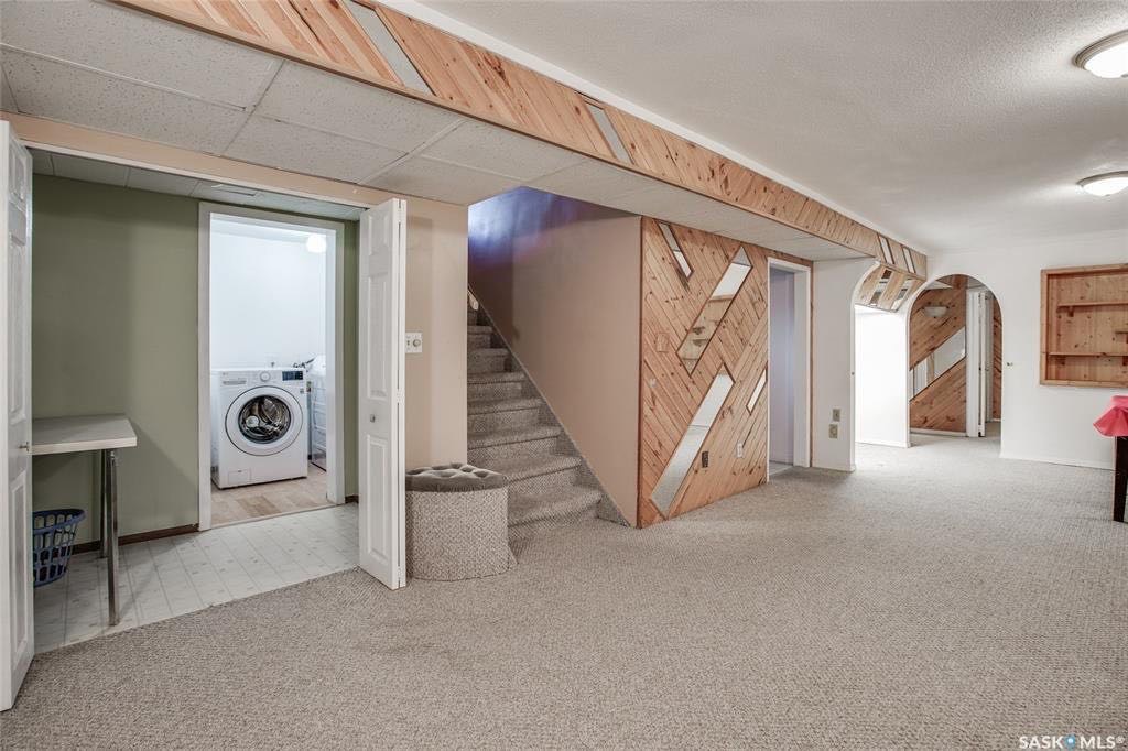 Brevoort Park 1034 尺平层独立屋出售。步行至两所小学（St Matthew School & Brevoort Park School)，两所中学(Holy Cross  High School & Walter Murray Collegiate) ，8街购物 - 7