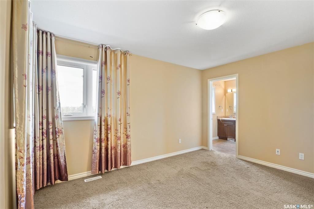 Stonebridge小区4房3卫独立屋出售。面对小学公园好景色。1464尺大空间开放式设计，枫木橱柜，不锈钢家电，收纳角柜，2 楼3个大卧室，主卧带独立洗手间。地下室完全装修有1房间1大活动厅。大后院带独立露台，双车库。另有中央空调，中央吸尘，加湿器，换风系统，垃圾粉碎机，前露 - 16