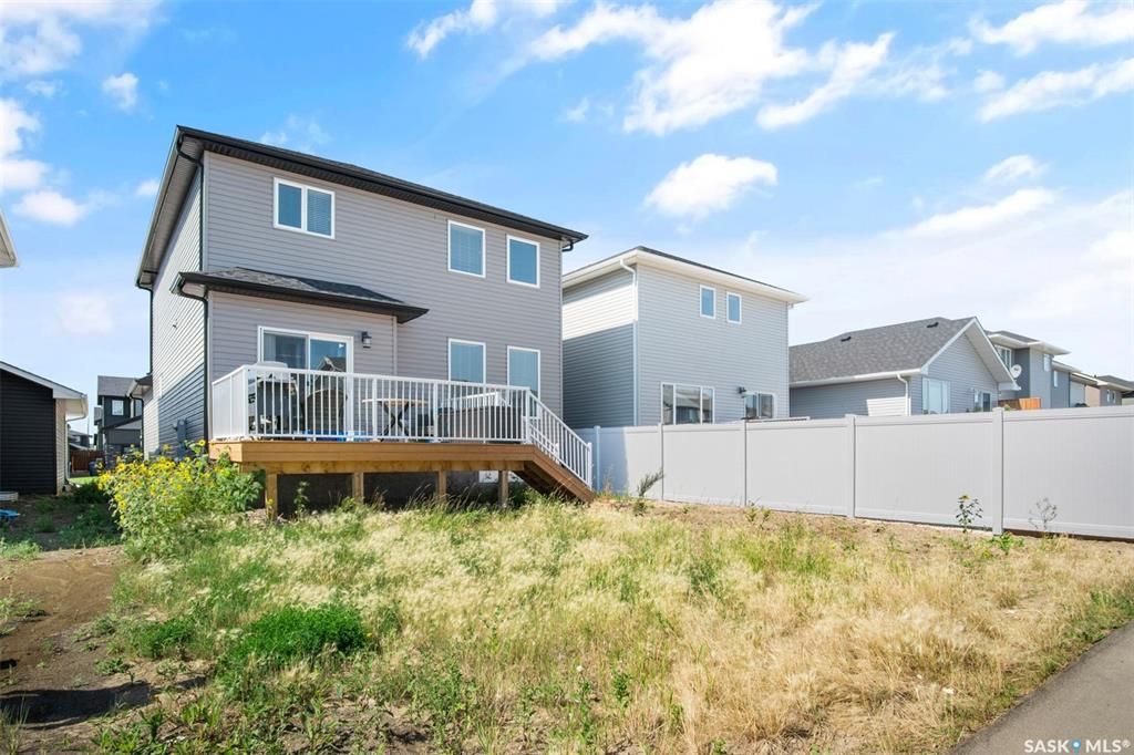 Brighton小区2019年建近2000尺4房4卫独立屋出售！院子私密不靠邻居，步行至公园，购物，及未来规划小学。1 楼9尺层高，带独立书房，开放式设计客厅带壁炉，厨房大理石台面，背景砖，高级不锈钢家电，带独立角柜。大窗户好朝向好彩光。二楼3个大卧室外加超大多功能厅，大主卧带步 - 31