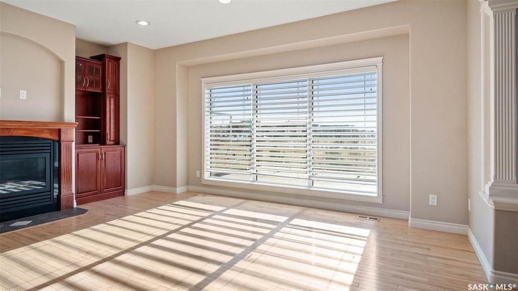 Willowgrove小区2317尺4房+1书房双层独立屋出售。位置极佳，背靠绿地和公园，两所小学，步行两所高中，周边交通便利，生活设施齐全。一层挑高9英尺，超大开放式大厅，带一个天然气壁炉。厨房枫木橱柜，花岗岩台面，储物空间充足，独立食物柜。一楼另带一间书房，也可作为卧室或正式 - 8