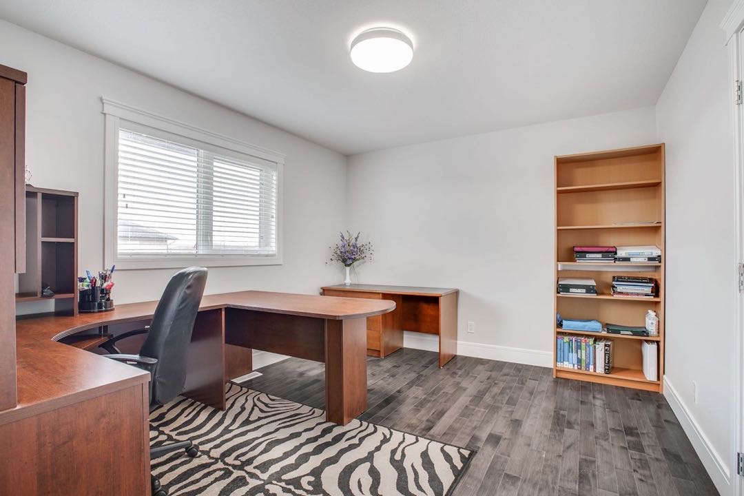 Willowgrove小区2011年建1912尺4室4卫+bonus多功能厅独立屋出售。前MontanaHomes样板间，近公园，学校，购物。高档装修，升级配置：9尺加高一楼和地下室层高，卧室全实木地板，全大理石台面厨房和洗手台，枫木橱柜，天然气壁炉造型墙，高档Bosch家电 - 6