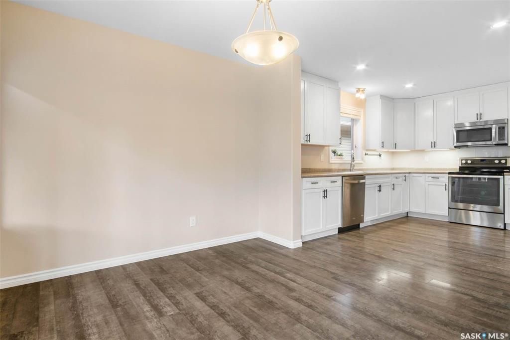 Stonebridge小区步行300米至小学，购物，4房4卫完全装修独立屋出售。2013年建造，安静私密路段，不靠主马路，近社区大公园。 1楼大客厅大窗户好采光，白色现代橱柜，不锈钢家电，充足操作台及收纳空间，2 楼3个大卧室，主卧带独立洗手间步入式衣柜。地下室完全装修有1大家庭 - 10