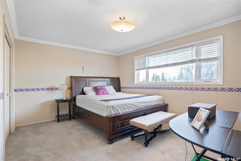 West College Park小区1797尺独立屋出售。位置位于小区核心安静街道，可步行到达双语小学，高中，8街购物等。5 房4卫3个大厅，地下室完全装修，主卧带独立洗手间，连房子双车库外加4车道。房屋门窗，地板，车库，厨房，外墙，室内墙面，瓦片，锅炉热水器大部分更新。后院宽 - 16