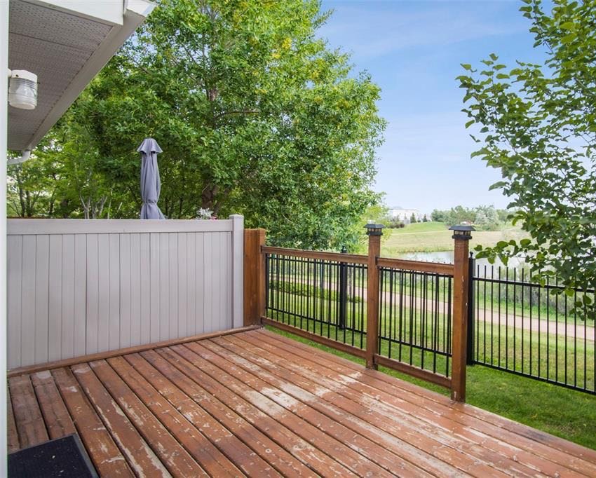 Lakewood小区2003年建3室2卫联排，背靠公园和湖景优美 ，私密大露台，实木地板，有空调。可以步行至附近商业购物方便，近小学。全新刷漆，保养状况好，带两个停车位。地下室未装修。开价$229000。 有意请联系地产经纪Gary Gai 3063413677 微信：gar - 4