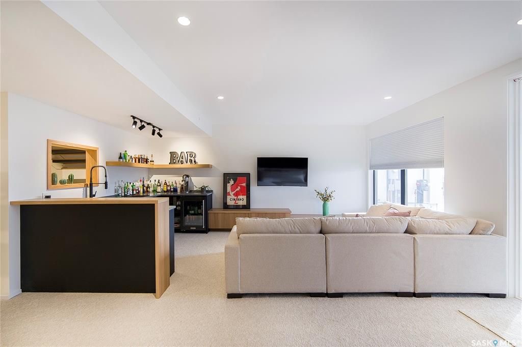 Aspen Ridge小区3600尺地下室步出式独立屋出售！超过5000尺居住面积，绝佳位置背靠自然保护野地，绝佳无遮挡小湖景视野。4房6卫双厨房（中式+西式+嵌入式德国米勒顶级家电), 室内室外独一无二顶级配置装修，全屋水泥地面高科技地热系统，全屋智能系统，7个天窗，白橡木加大 - 42