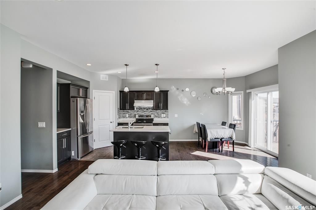 Stonebridge 小区2010年建，1717尺5房4卫外加一个多功能厅独立屋出售，三车库外加室外3车道，步行至Stonebridge小学，公园，附近购物，开发式设计多窗户好彩光餐厅客厅，二楼3个大房间外加一个超大多功能厅，地下室装修2房一卫一厨套间可用于出租。 - 7