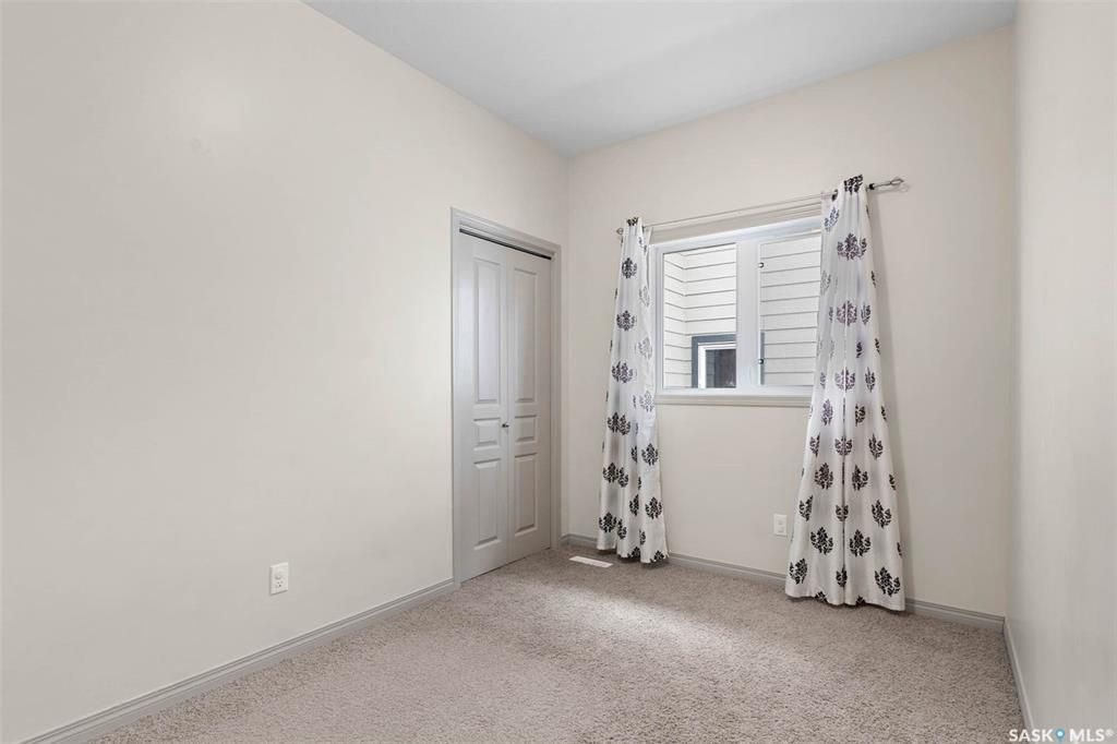 Stonebridge小区安静核心地段1144尺3房2卫平层独立屋出售。步行500米至两所小学，近公园，周边购物。2011年建一手房主保养如新。一楼调高层高，半开放设计，枫木橱柜，充足台面储物空间，2019年更换全新家电，三个大卧室主卧带独立洗手间双衣柜。私密后院有后巷，不紧靠邻 - 17