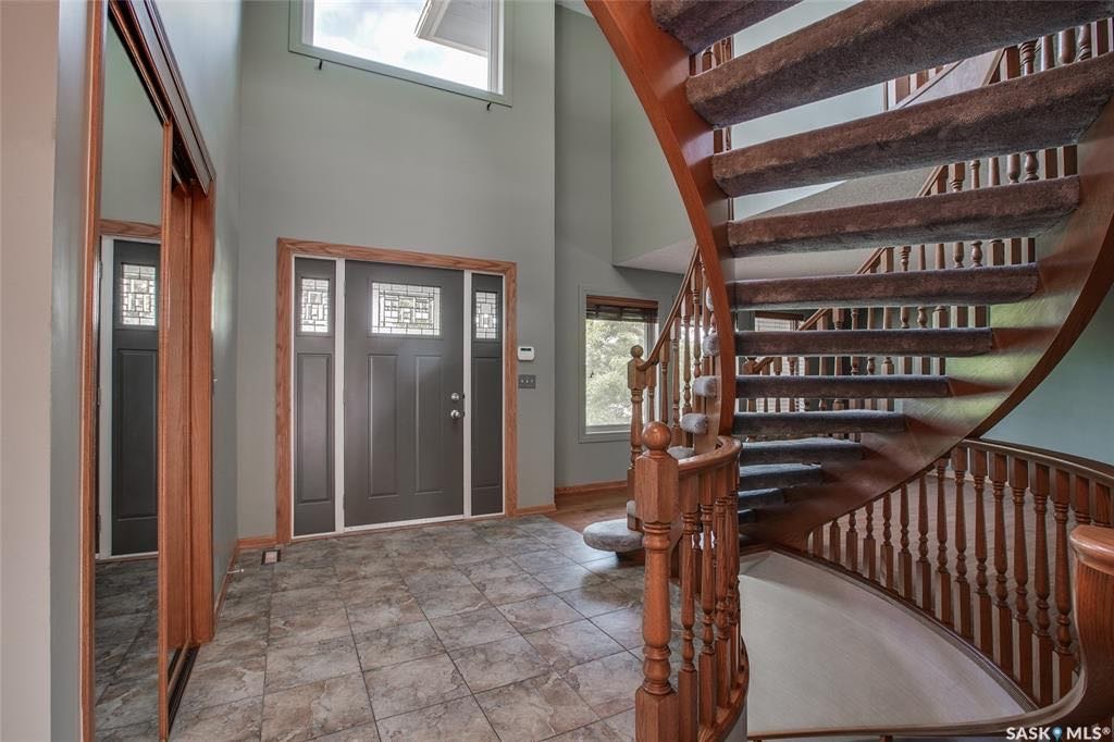 Lakeridge小区安静私密路段，步行至近两所小学。2465尺独立屋出售。前样板间，高级橡木装修，旋转楼梯，4房4卫，3个大厅/活动空间，2个餐厅，二楼有4个卧室。大量更新升级：热水器，锅炉，三层窗户等。挂牌价格 $599000。详情联系地产经纪Gary Gai 盖王睿 - 4