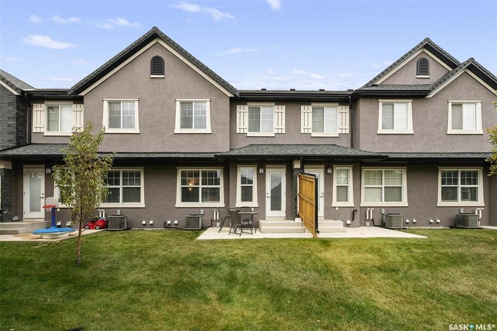 Willowgrove小区2014年建3房3卫联排别墅出售。本地人业主，地理位置安静私密，房屋年代新，整体保养好。交通便利，可步行至两所小学和公园，近百年高中，近购物中心。一楼多窗户朝南自然光充足，客厅宽敞明亮。实木地板，理石台面，纽约现代风橱柜，不锈钢家电。二楼3大卧室，主卧超 - 21