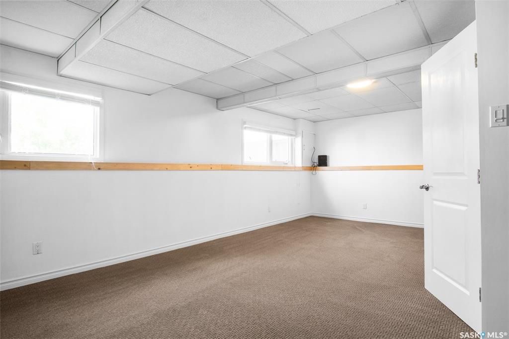 Wildwood小区错层结构3房2卫独立屋出售。位置优越，步行至Central Mall ，8街购物，学校，公园。全新刷漆，更新枫木厨房，更新窗户，屋顶瓦片，洗手间翻新。私密成熟大后院，连房子单车库外加双车道停车。房屋格局采光好。挂牌价格：$379000。详情请联系地产经纪Gar - 19