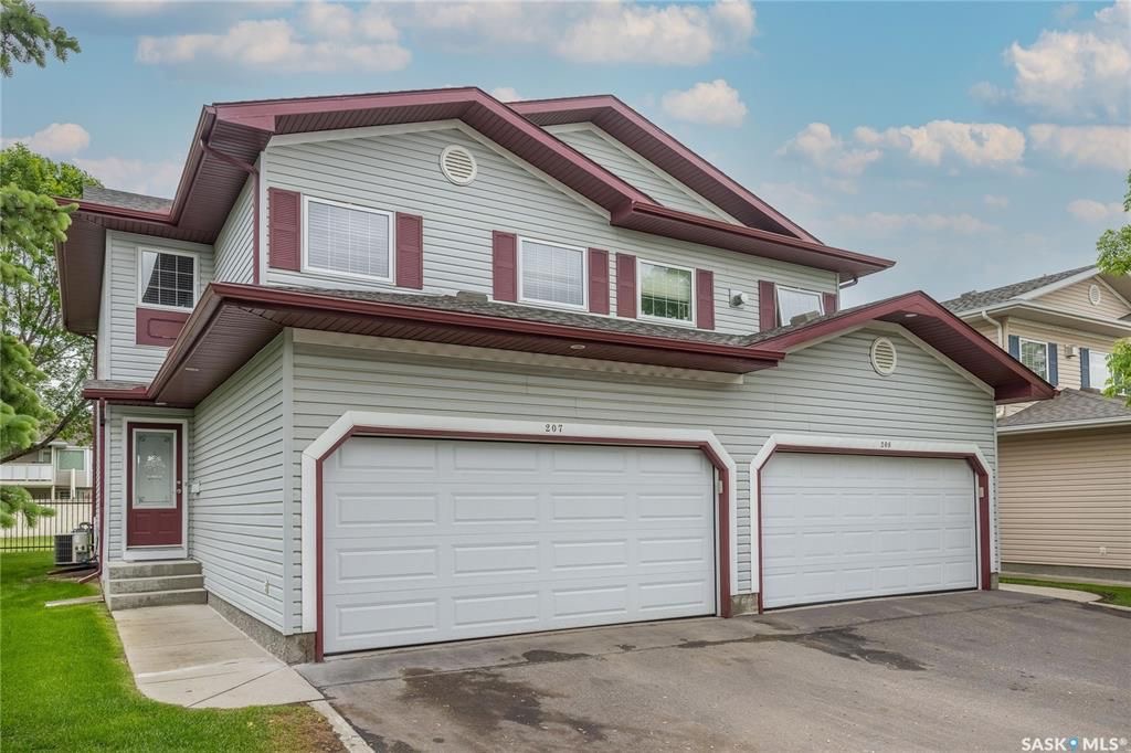 Arbor Creek小区 1364尺双车库联排边户出售。背靠绿地公园。位置安静便利。附近有小学，高中。多窗户大客厅，二楼2个大卧室外加一个大多功能厅。地下室装修有1活动厅带窗户外加完整洗手间。新换瓦片，刷漆，车库门 ，地板，部分家电。挂牌价格 $329900。详情联系Royal - 5