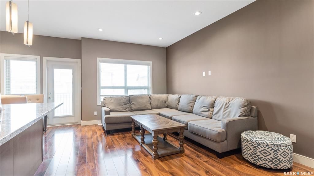 Willowgrove小区3房3卫，连体车库外加双车位，独立后院，联排出售。本地知名建商Riverbend，房屋保养如新。一楼9尺层高，高级复合地板，大理石台面，不锈钢家电。二楼3房2卫。主卧带独立洗手间和步入衣柜。地下室带2个窗户，未装修。后院另有独立带顶露台。位置步行至小学， - 8