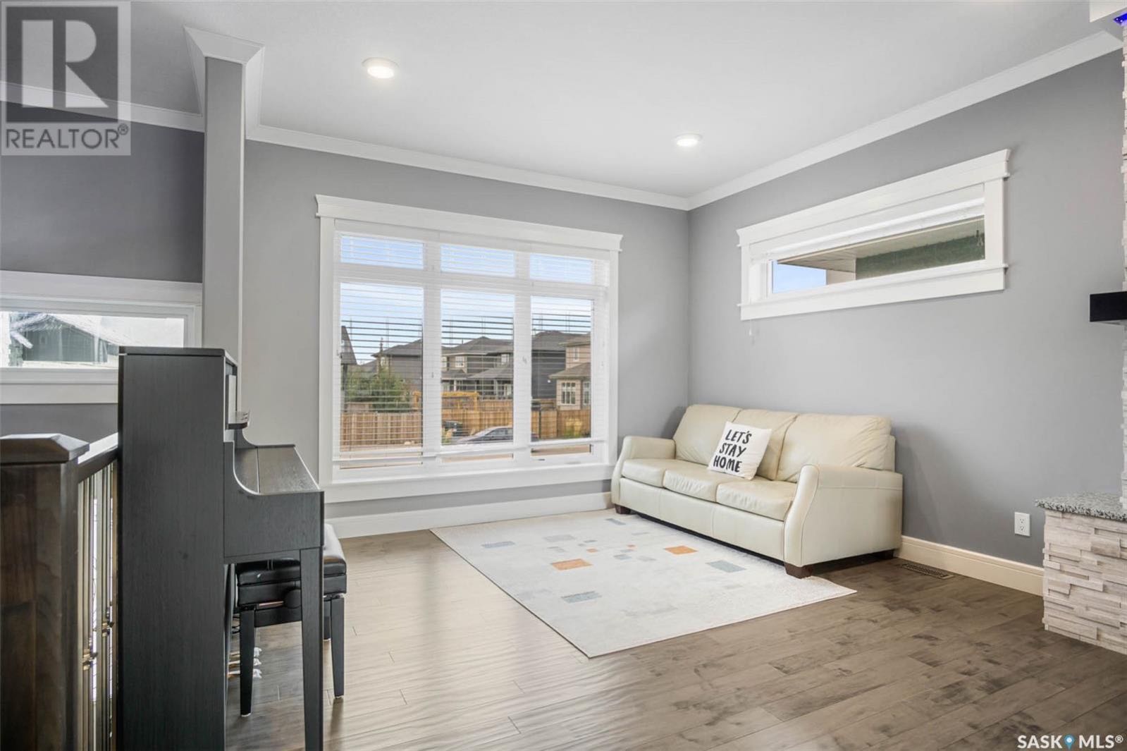 EVERGREEN小区2015年1452尺5房3卫双层独立屋出售。房屋位置佳，步行可达两所学校和公园，周围生活设施齐全。外墙采用石材装修，一楼实木和瓷砖地板。客厅装有特色砖造型墙壁炉。厨房装有地暖，花岗岩台面，全部不锈钢设备，多橱柜，储物空间足。一楼共三间全尺寸卧室。主卧外洗手间 - 7