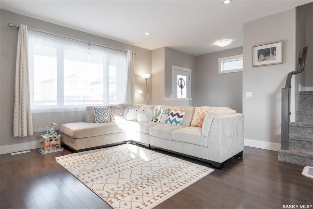 Evergreen小区2014年建大尺寸1532尺高档装修3房3卫独立屋出售。步行可至小学公园。一层和地下均为9尺层高。客厅实木地板，厨房大理石台面岛台现代定制橱柜。主卧带双衣柜及独立洗手间。特色升级有全新中央空调（2021），三层窗户，加高地脚线，前后露台，另有独立院子及大尺寸 - 4