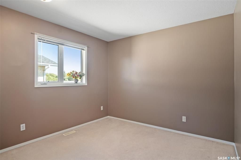 Erindale小区核心地段4房3卫1979尺独立屋出售。步行百米至两所小学Dr. John G. Egnatoff & Father Robinson), 两所高中 St Joseph & Centennial Collegiate, 购物及公园。房屋保养好，开放设计，采光通透 - 17