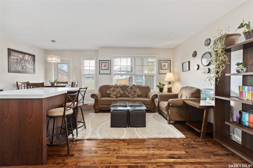 Willowgrove小区3房3卫地下室完全装修联排出售。近小学，高中，公园，购物。后院朝南采光好，高档装修：实木地板，大理石台面，桃木内门，不锈钢家电，大尺寸房间，家具可商量。挂牌价格：$295000。详情请联系地产经纪Gary Gai 盖王睿 3063413677 微信：ga - 5