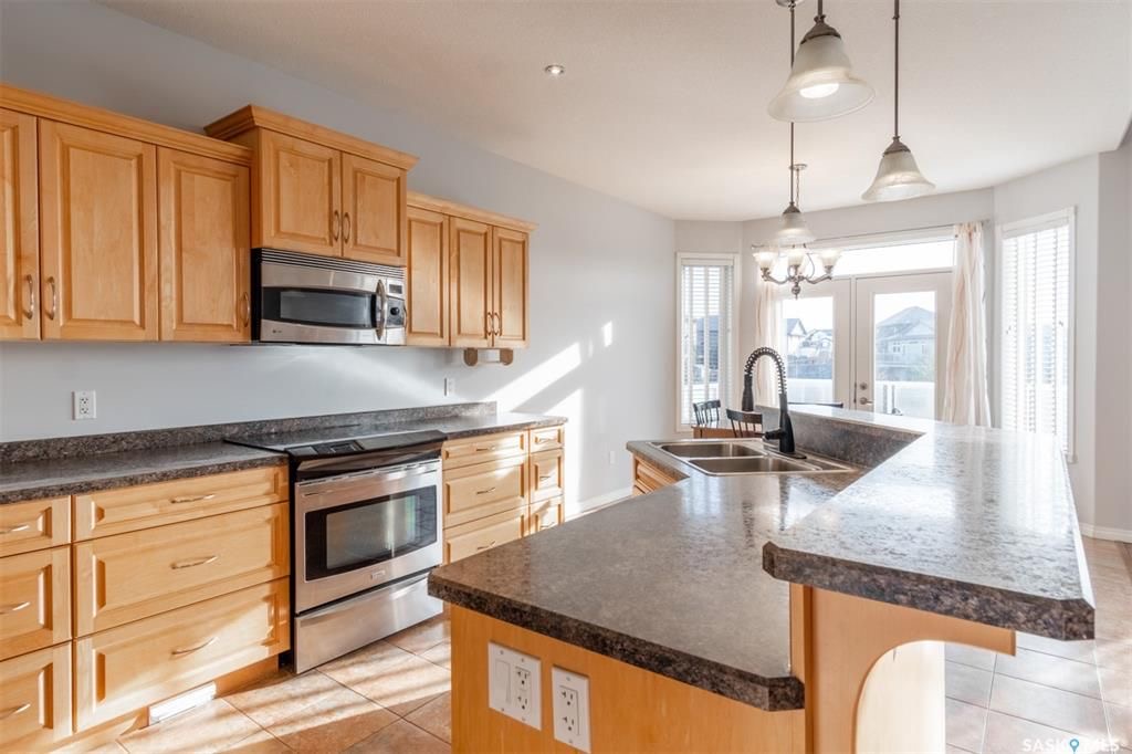 Willowgrove小区2009年建5室4卫地下室步出式独立屋，位于安静街区，背靠公园，景色优美，周边生活设施齐全，交通便利。一楼餐厅宽敞明亮，全景大窗，采光极佳。厨房带大中岛，大量的储物柜，全瓷砖地板，可直接通往室外玻璃露台。客厅带天然气壁炉，立体环绕音响系统， - 7