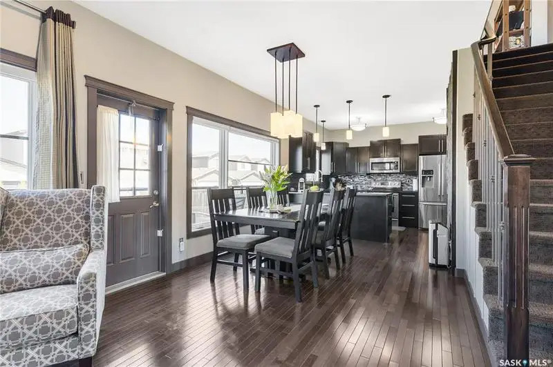 Willowgrove小区Blackrock建筑商两层4房4卫独立屋出售。位于小区安静私密钥匙扣路段，近小学，公园，购物。高档装修，三层窗户，实木地板，天然气石头装饰壁炉，枫木厨房大理石台面，升级洁具。二楼外加多功能厅。主卧带步入衣柜，豪华装修洗手间。地下室装修有一房一活动厅一卫 - 11