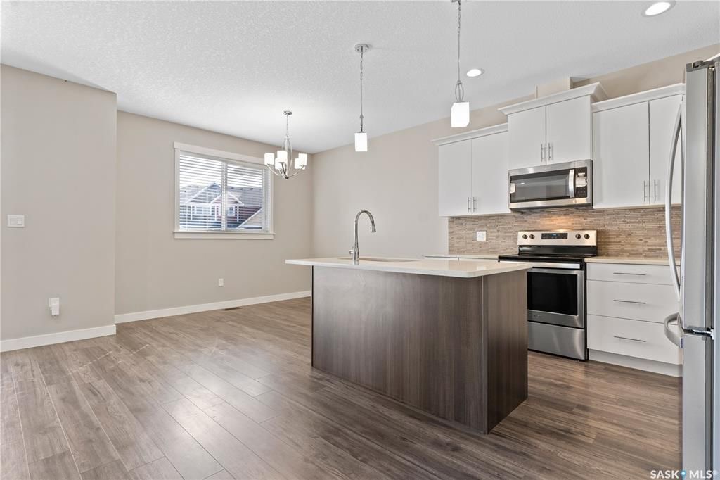 Warman临近高尔夫球场，2017年建1776尺3室3卫联排别墅出售。9ft挑高天花板，房屋保养好。一楼开放式设计，有一个壁炉，厨房带枫木带阻尼橱柜，石英石台面。二楼三间大面积房间，三个浴室和洗衣房。超大主卧带卫生间，装有多功能洗浴设备，双洗手台和步入式衣柜。地下室未装修，带大 - 6