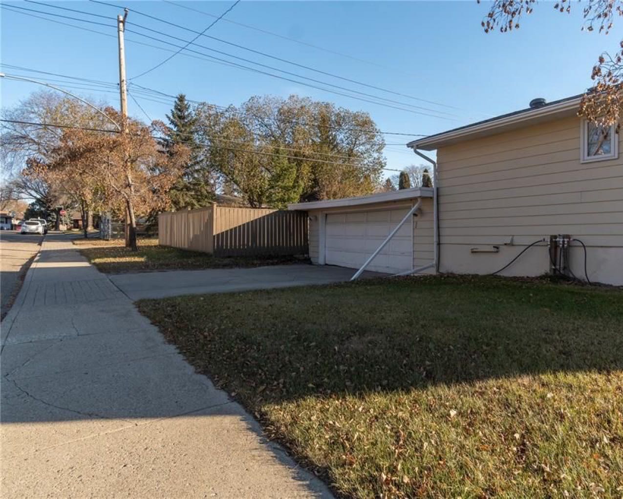 超大R2地块 3 错层Nutana Park小区独立屋出售。面对公园，近学校，购物中心。5房3卫，双车库外加5车位。全新实木地板，地毯，厨房大理石台面，不锈钢家电。主卧带独立洗手间，高效锅炉热水器。私密大院子。保养佳。挂牌价格：419000。有意请联系地产经纪Gary Gai 盖 - 4