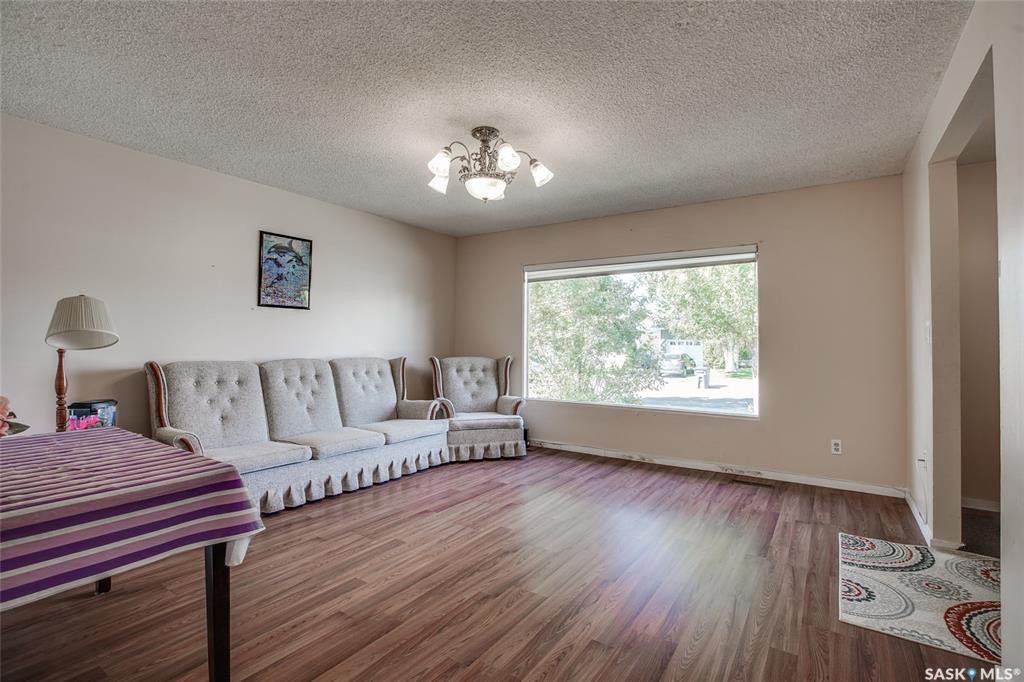 Brevoort Park 1034 尺平层独立屋出售。步行至两所小学（St Matthew School & Brevoort Park School)，两所中学(Holy Cross  High School & Walter Murray Collegiate) ，8街购物 - 4