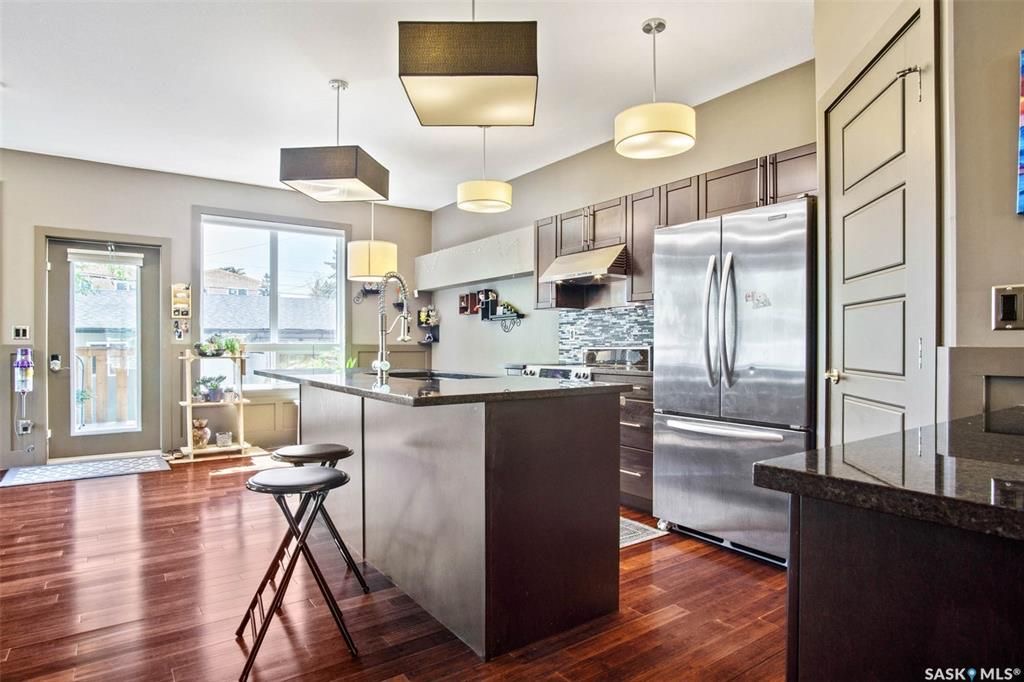 Holliston小区核心区域2012年建1625尺5房4卫半独立屋出售，步行可至学校,公园,8街购物。绝佳拐角边户，带双车库外加双车位，多窗户采光好。一楼9尺层高，双厅带实木地板，厨房大理石台面，枫木橱柜，不锈钢家电。二楼三个大卧室，主卧带独立洗手间全大理石洗手台面。地下室有独 - 9