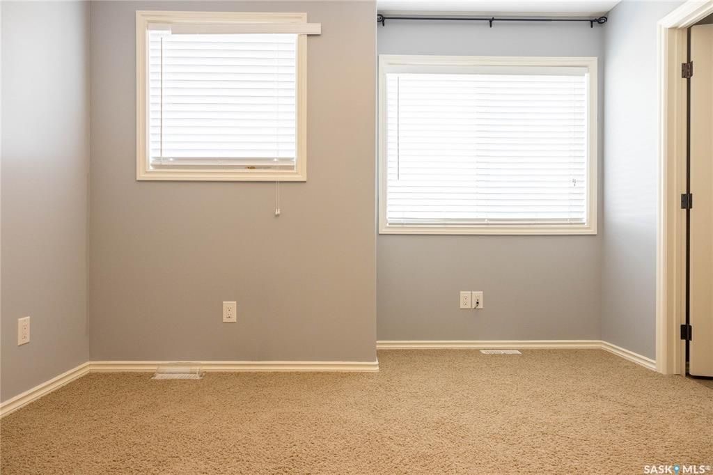 Willowgrove小区4房4卫双车库联排出售。带独立私密小院，主卧带完整洗手间。步行百米小学，近高中，购物。房屋保养佳采光好，高档装修：大理石台面，不锈钢家电，大尺寸房间，一车库一车位，地下室专业装修。挂牌价格：$339000。详情请联系地产经纪Gary Gai 盖王睿 - 8