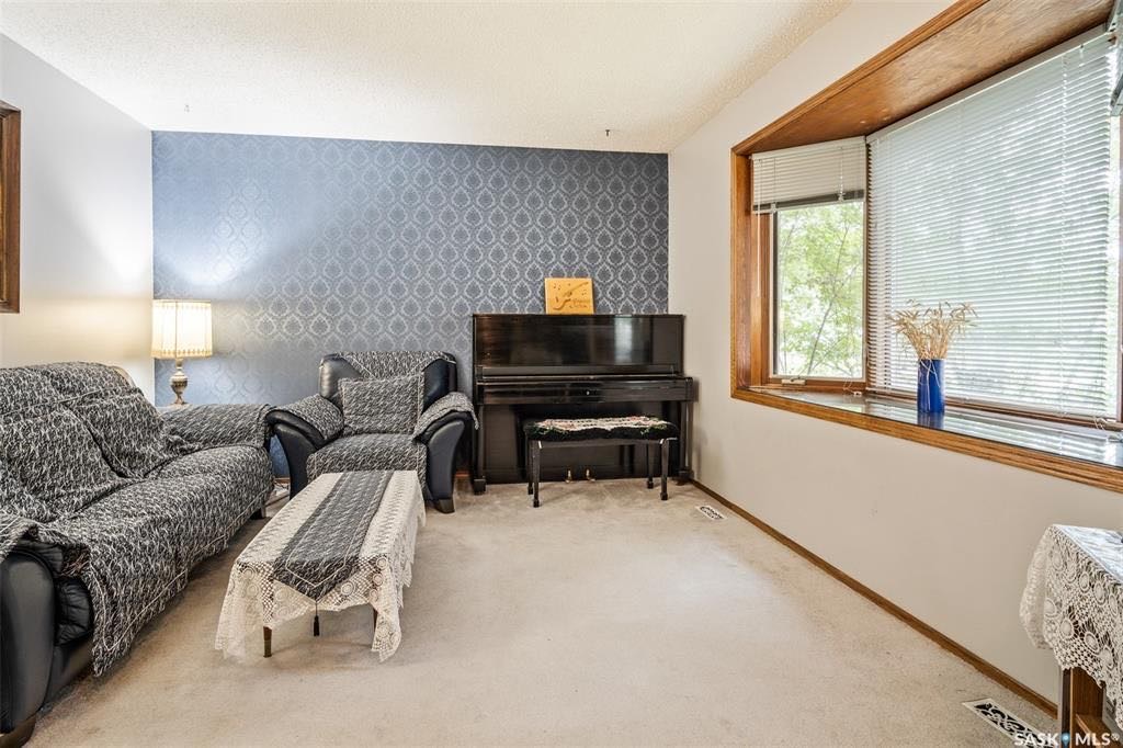 LAKERIDGE小区1984年建3室2卫独立屋，995尺。可以步行至附近商业购物方便，近小学，近公园。房屋保养好。一楼整体设计合理，客厅有大飘窗，自然光充足，宽敞明亮。功能型厨房，台面面积大。一楼三间大面积房间，主卧内充足空间可以外加额外洗手间。地下室已装修，一个大家庭房，两间 - 4