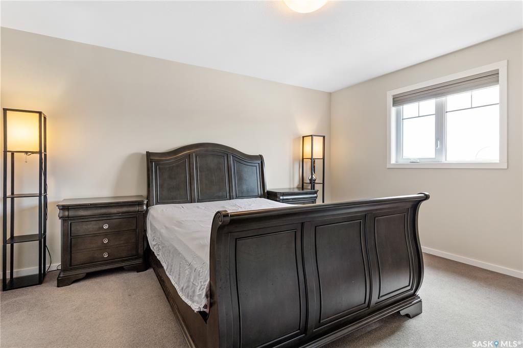 Willowgrove小区Royalty建商2009年建1324尺错层4室3卫独立屋出售。安静内街，步行近公园，学校，购物。高档装修配置：挑高层高，实木地板，厨房大理石台面升级橱柜搭配背景墙砖，不锈钢家电，新冰箱。超大主卧带步入式衣柜，豪华洗手间带按摩浴缸。半地下室大窗户专业装修 - 15