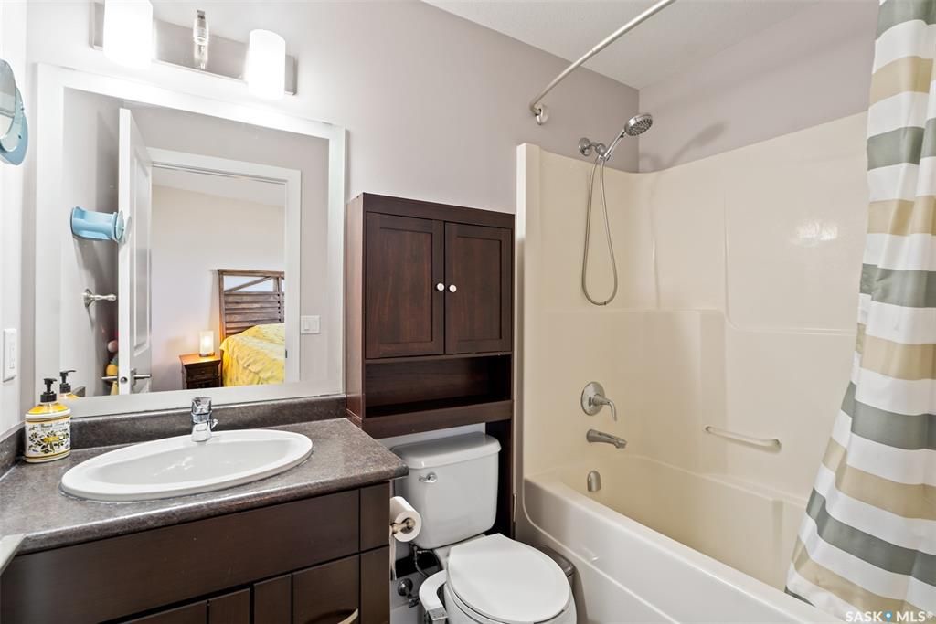 位于Stonebridge 小区紧靠公园绿地，近小学，购物设施，2015年建1249尺Bi Level错层独立屋5房3卫含2室一厅合法出租地下室，出售。 保养如新，大窗户采光好，高档装修，地下室有额外活动空间用于房主使用，外加地下室两房合法出租套间（独立出入，独立电表，独立厨房洗 - 17