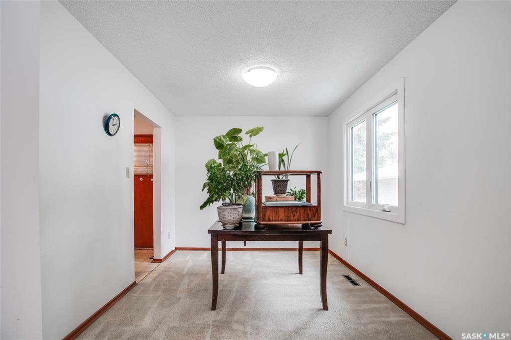 Exhibition小区安静街区，步行至河边，1120尺3+2房Bi Level错层独立屋出售。半地下室带2房一厅一厨一卫合法出租套间，独立出入，独立电表，独立锅炉暖气。租金稳定租客长期。另有单车库+一个车棚。更新有锅炉，瓦片 挂牌价格 $325000 - 6