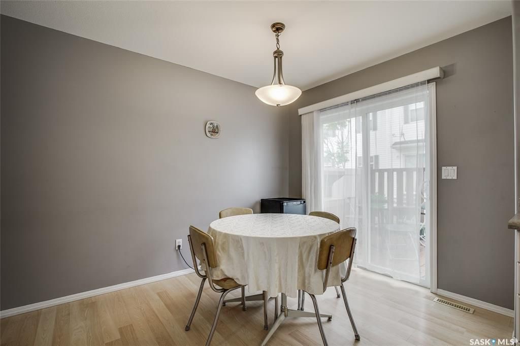 Lakewood小区2003年建3室2卫联排，安静边户，2车位，独立露台，空调。地下室完整装修有1个多功能厅。可以步行至附近商业购物方便，近小学。状况好，保养如新，开价$234900 有意请联系地产经纪Gary Gai - 8