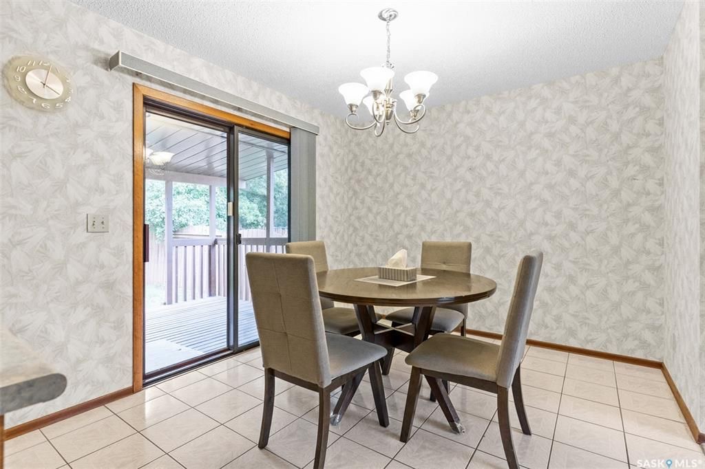 Lakeview小区步行至两所小学公园核心安静地段独立屋出售。4错层好采光，橡木橱柜，主卧带独立洗手间，第三层有超大家庭厅带经典吧台和独立出入门，洗手间有按摩浴缸。第四层装修有一个活动厅可作为第四个房间使用。大占地大院子，露台带顶棚。另有地下喷淋和全新换瓦片，部分更新新pvc窗户 - 8