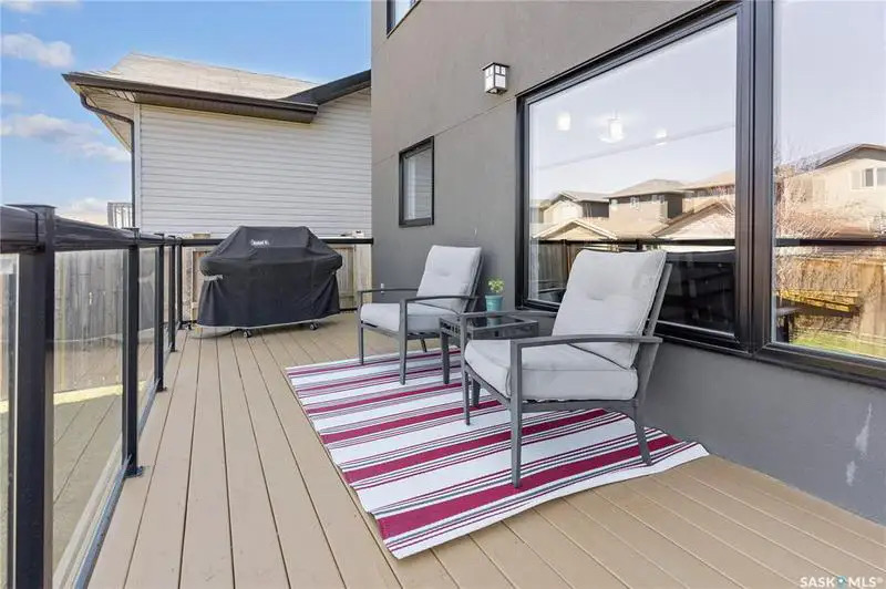 Willowgrove小区Blackrock建筑商两层4房4卫独立屋出售。位于小区安静私密钥匙扣路段，近小学，公园，购物。高档装修，三层窗户，实木地板，天然气石头装饰壁炉，枫木厨房大理石台面，升级洁具。二楼外加多功能厅。主卧带步入衣柜，豪华装修洗手间。地下室装修有一房一活动厅一卫 - 27