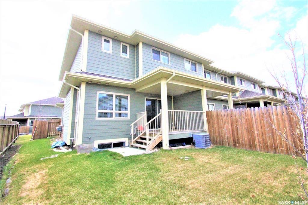 Willowgrove小区4室4卫联排出售，步行到小学高中商圈，安静边户多额外窗户，加大独立院子，连房子车库外加双车位。高档装修高顶理石台面，二楼两个超大卧室各带独立洗手间。地下室装修有2室一厅一卫。有意联系地产经纪盖王睿Gary Gai 3063413677微信gary3677 - 7