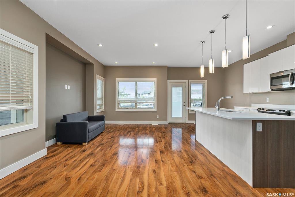 Willowgrove小区 1374尺 3房3卫联排出售，可步行至小学，公园，附近购物，高中。朝阳多窗户，安静边户，连房车库外加室外双车位，一楼挑高顶开放厨房餐厅客厅，厨房洗手间均为理石台面，抽油烟机外排。二楼3房间，主卧带独立洗手间。大露台。独立院子。安静封闭小区。 - 3