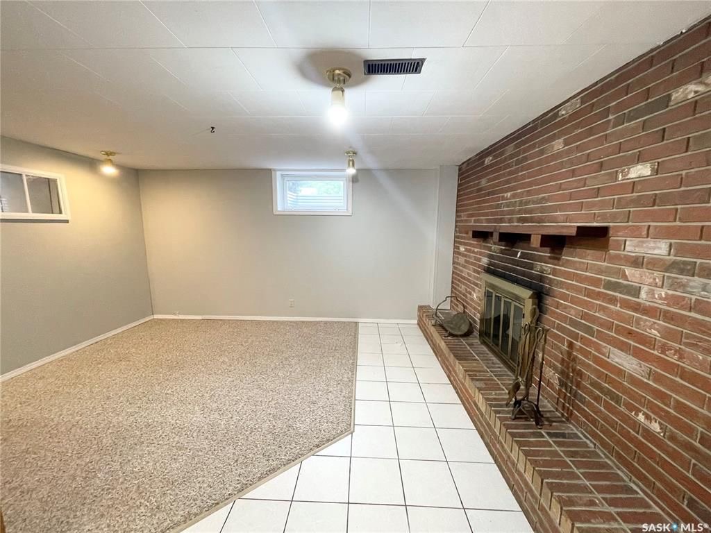 核心路段5房2卫大地双车库独立屋出售。步行百米至8街Greystone小学公园，8街Superstore购物。房屋近期升级有：PVC 窗户，合成木地板，橱柜，洗手间，热水器，屋顶瓦片。 地下室有独立出入，大窗户2房1厅1卫。水吧台带mini炉灶。可自住或投资出租。挂牌价格：$35 - 16